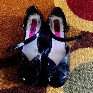 Black pattern leather black shoes